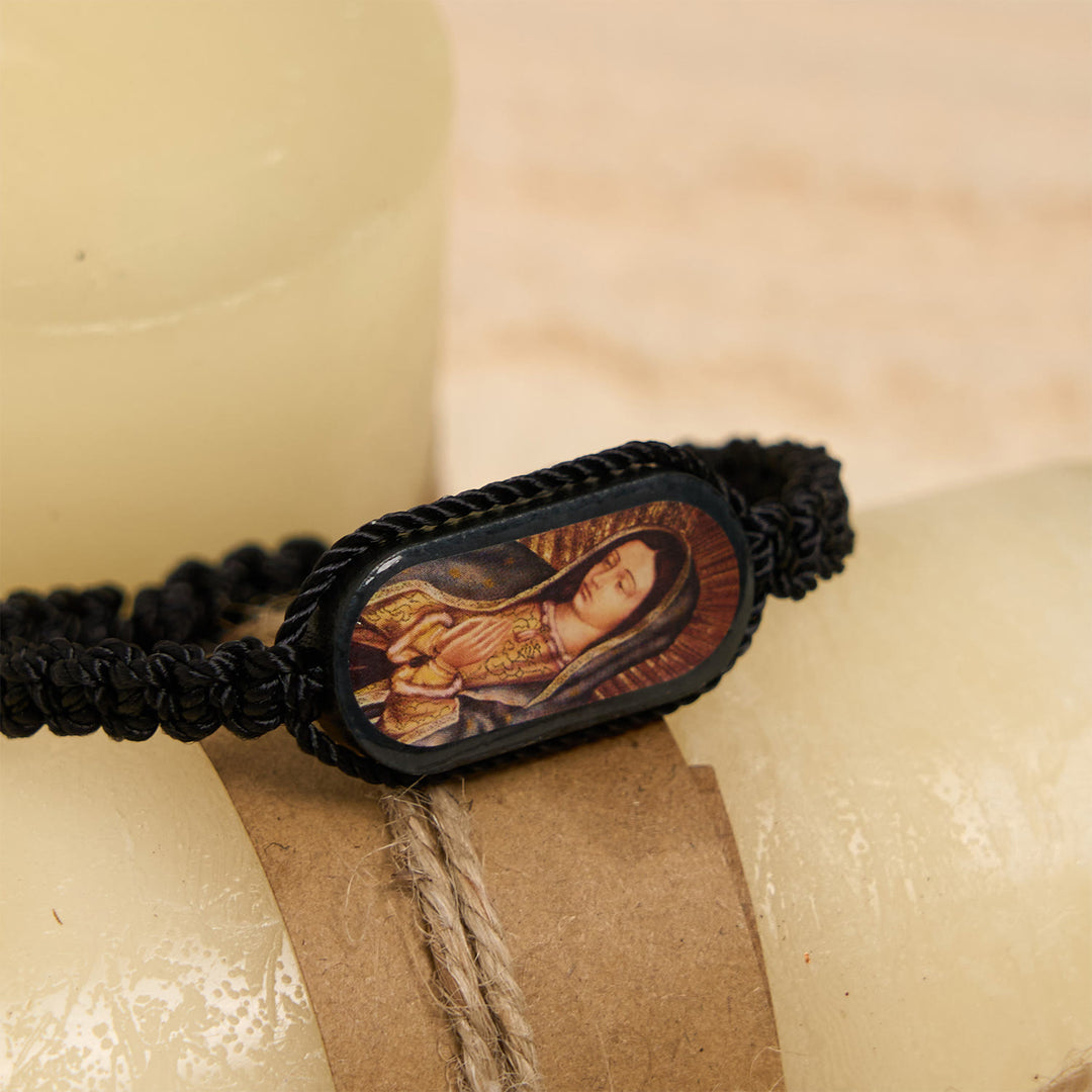 Christianartworkshop 3-farbiges handgewebtes Schnurarmband mit Unserer Lieben Frau von Guadalupe