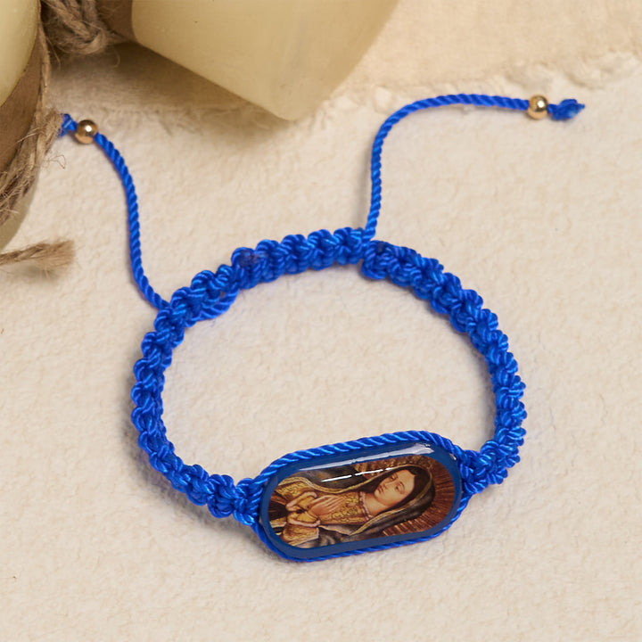 Christianartworkshop 3-farbiges handgewebtes Schnurarmband mit Unserer Lieben Frau von Guadalupe