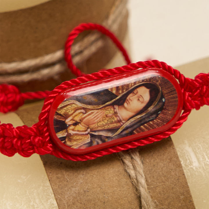 Christianartworkshop 3-farbiges handgewebtes Schnurarmband mit Unserer Lieben Frau von Guadalupe