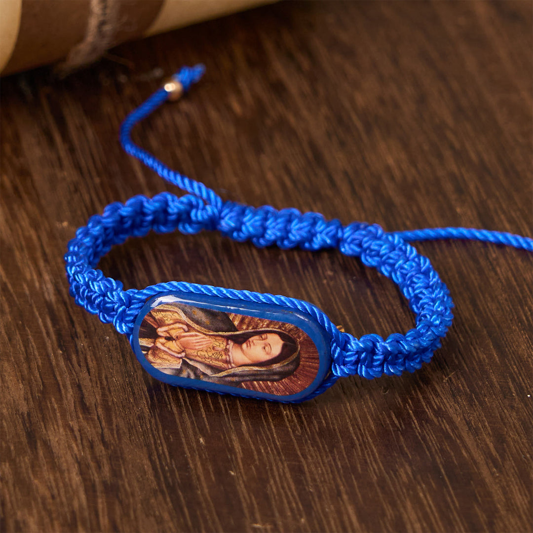 Christianartworkshop 3-farbiges handgewebtes Schnurarmband mit Unserer Lieben Frau von Guadalupe