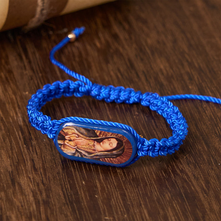 Christianartworkshop 3-farbiges handgewebtes Schnurarmband mit Unserer Lieben Frau von Guadalupe