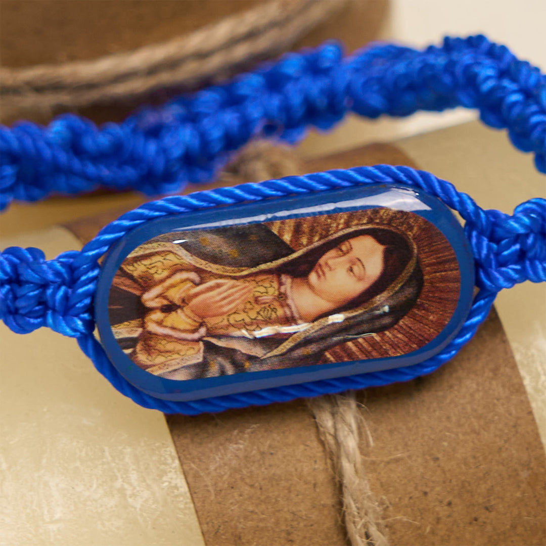 Christianartworkshop 3-farbiges handgewebtes Schnurarmband mit Unserer Lieben Frau von Guadalupe