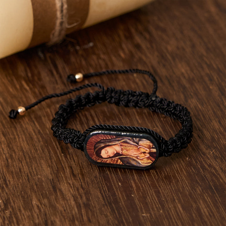 Christianartworkshop 3-farbiges handgewebtes Schnurarmband mit Unserer Lieben Frau von Guadalupe