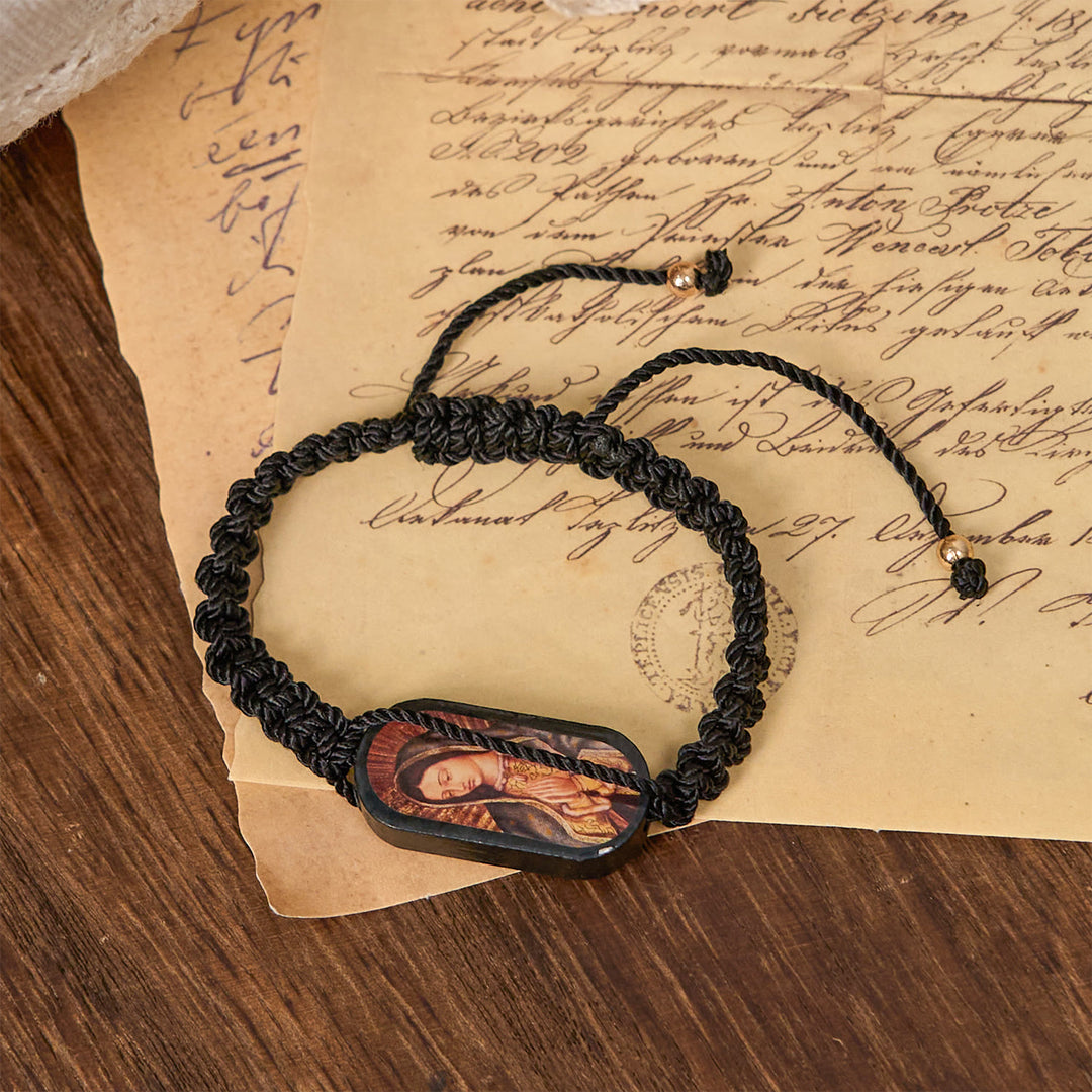 Christianartworkshop 3-farbiges handgewebtes Schnurarmband mit Unserer Lieben Frau von Guadalupe