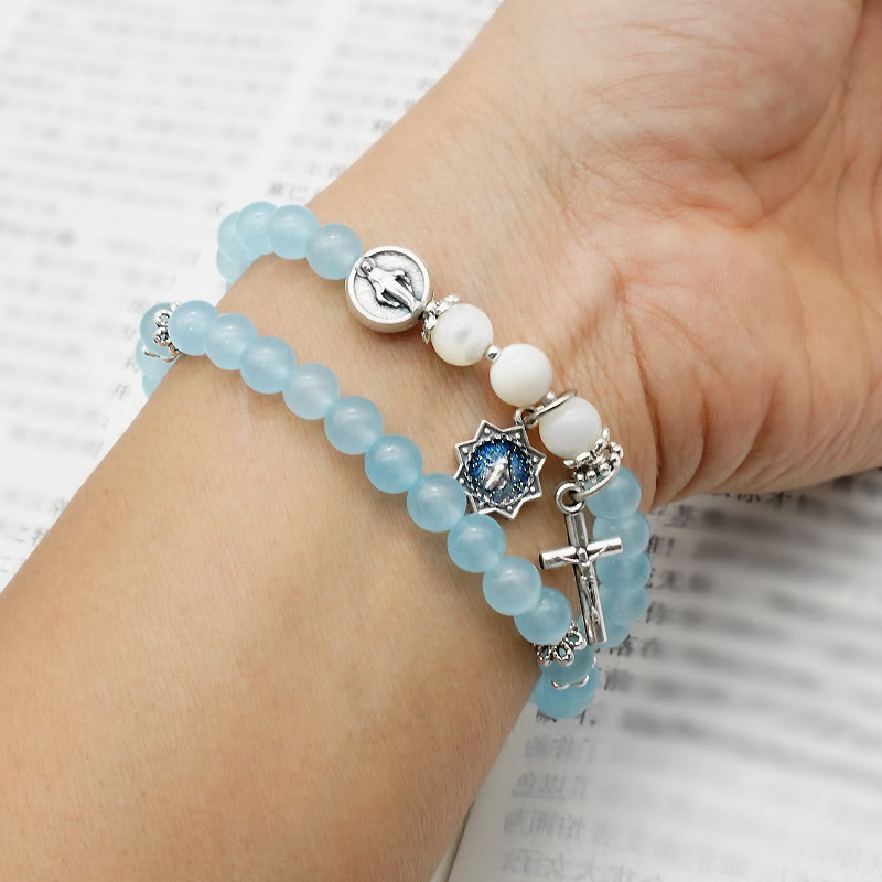 Christianartworkshop Minimalistisches Armband mit 6 mm hellblauer Perle und Wundertätiger Medaille und Kruzifix: Ein Symbol des Glaubens - image 2