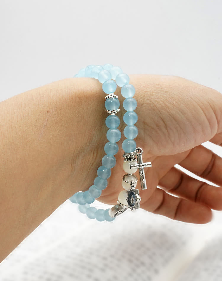 Christianartworkshop 6 mm hellblaue Perle Wundermedaille & Kruzifix Minimalistisches Armband: Ein Symbol des Glaubens - image 3