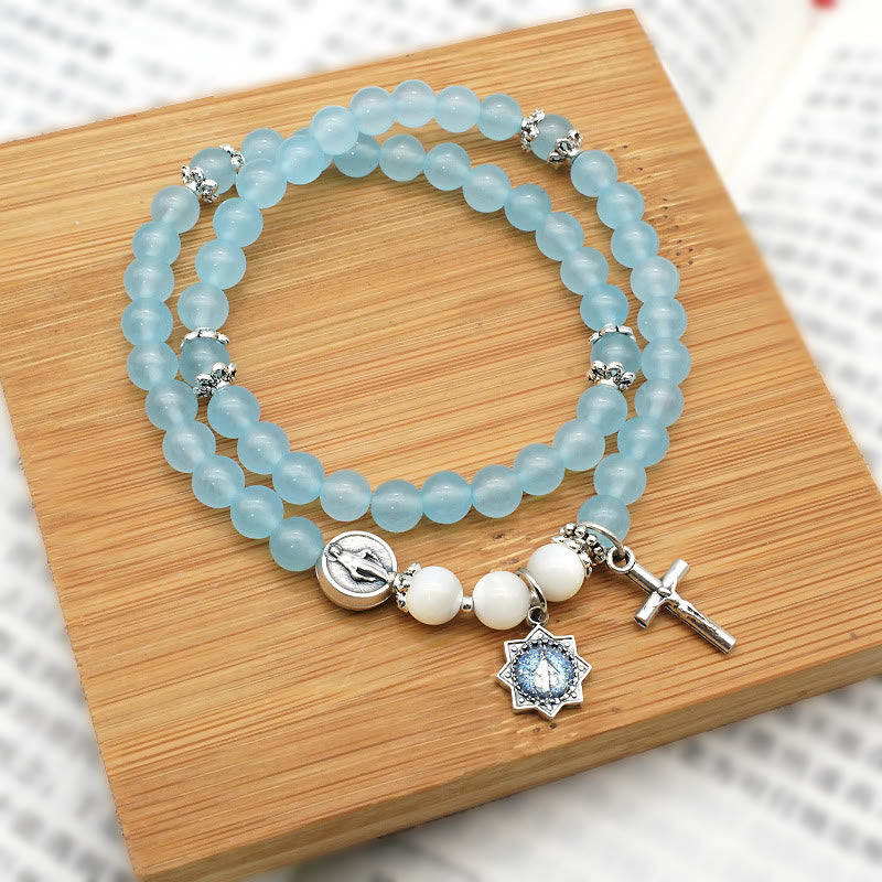 Christianartworkshop Minimalistisches Armband mit 6 mm hellblauer Perle und Wundertätiger Medaille und Kruzifix: Ein Symbol des Glaubens - image 1