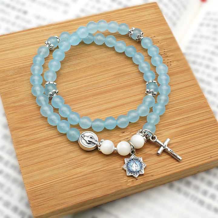 Christianartworkshop Minimalistisches Armband mit 6 mm hellblauer Perle und Wundertätiger Medaille und Kruzifix: Ein Symbol des Glaubens - image 1