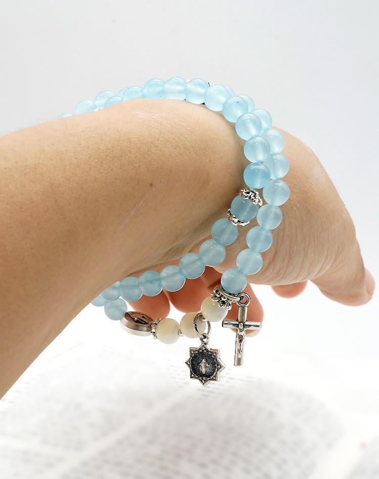 Christianartworkshop Minimalistisches Armband mit 6 mm hellblauer Perle und Wundertätiger Medaille und Kruzifix: Ein Symbol des Glaubens - image 5