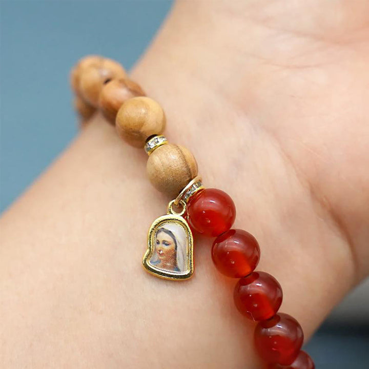 Christianartworkshop Rote Achat- und weiße Chalcedonperlen mit Armbändern mit Anhänger Unserer Lieben Frau: Ein Zeichen der Hingabe - image 4