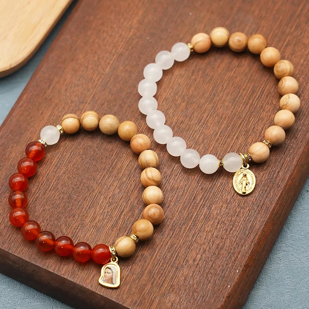 Christianartworkshop Rote Achat- und weiße Chalcedonperlen mit Armbändern mit Anhänger Unserer Lieben Frau: Ein Zeichen der Hingabe - Achat - image 1