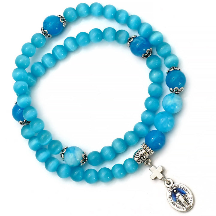 Minimalistisches, verstellbares Armband von Christianartworkshop mit mehrfarbigen Katzenaugensteinen und Wundermedaille - Lake Blue - image 8