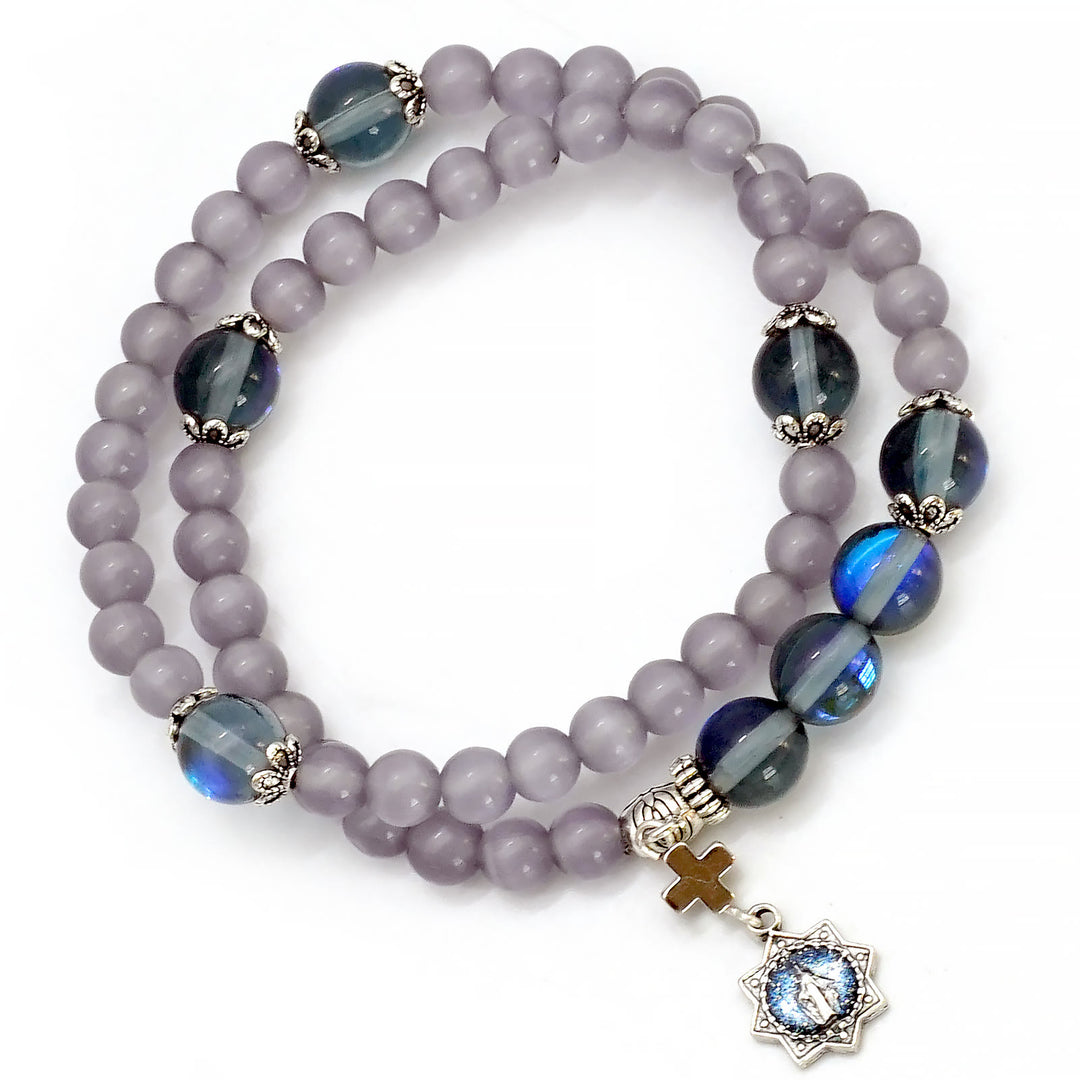 Minimalistisches, verstellbares Armband von Christianartworkshop mit mehrfarbigen Katzenaugensteinen und Wundermedaille - Lila - image 3