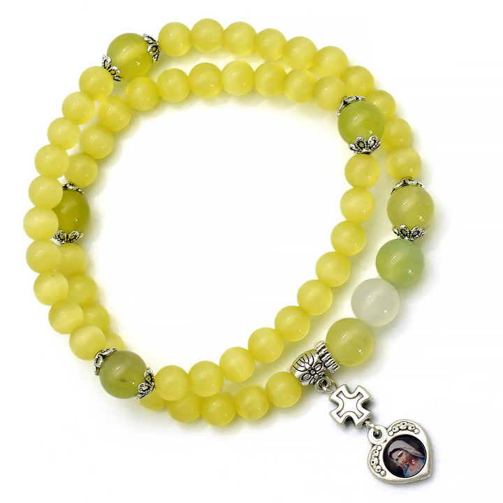 Minimalistisches, verstellbares Armband von Christianartworkshop mit mehrfarbigen Katzenaugensteinen und Wundermedaille - Gelb - image 5