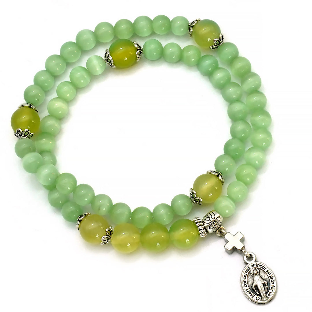 Minimalistisches, verstellbares Armband von Christianartworkshop mit mehrfarbigen Katzenaugensteinen und Wundermedaille - Grün - image 4