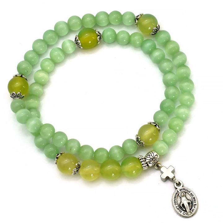 Minimalistisches, verstellbares Armband von Christianartworkshop mit mehrfarbigen Katzenaugensteinen und Wundermedaille - Grün - image 4