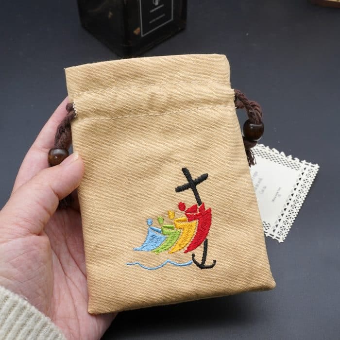Christianartworkshop Jubilee Pilgrim Schmuckbeutel aus Baumwolle, Aufbewahrungstasche mit bunter Segelboot- und Kreuzstickerei: Göttlicher Schutz - image 1