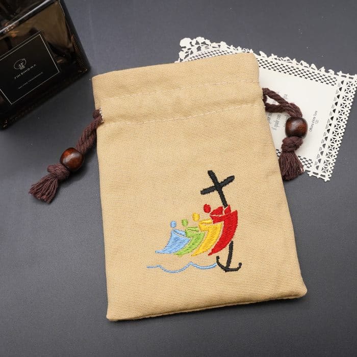 Christianartworkshop Jubilee Pilgrim Schmuckbeutel aus Baumwolle, Aufbewahrungstasche mit bunter Segelboot- und Kreuzstickerei: Göttlicher Schutz - Khaki - image 0