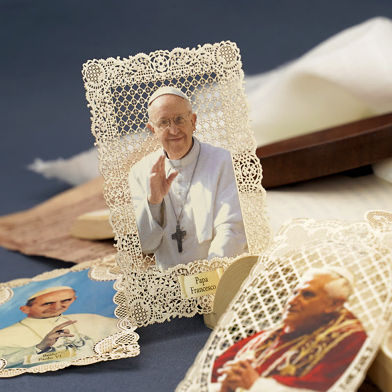 Christianartworkshop Päpstliches Lesezeichen im Vintage-Stil mit zarter Spitze und Papst Franziskus: Spirituelle Gnade - Stil1 - image 1