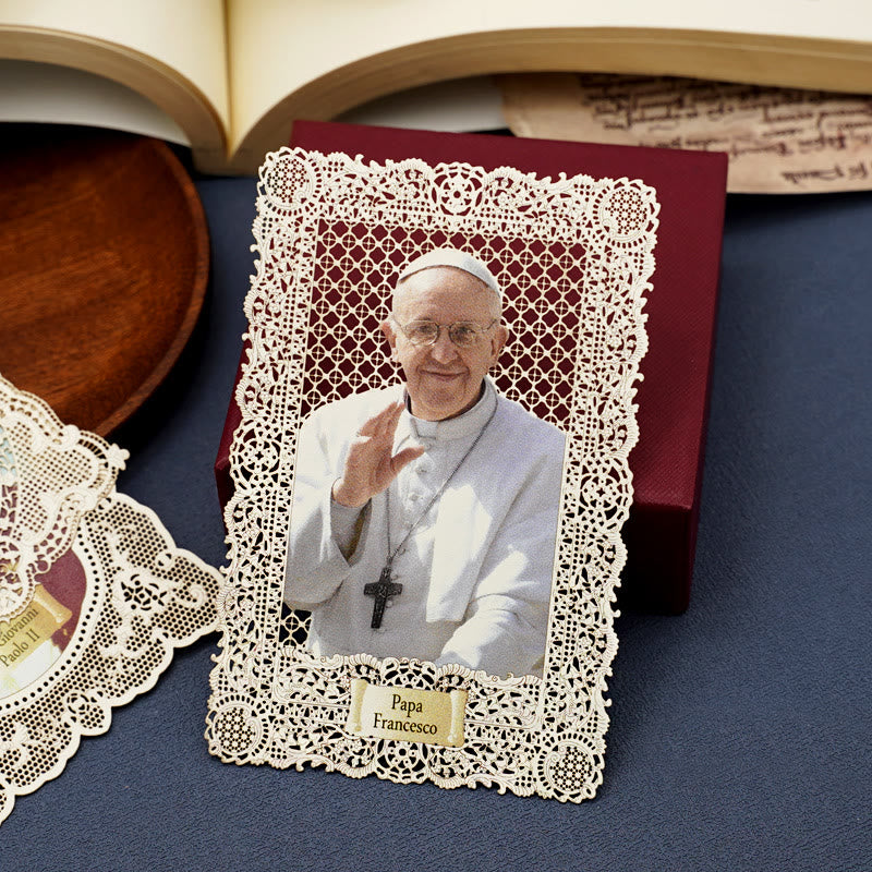 Christianartworkshop Päpstliches Lesezeichen im Vintage-Stil mit zarter Spitze und Papst Franziskus: Spirituelle Gnade - image 2