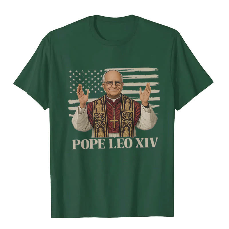 Christianartworkshop Papst Leo XIV. mit patriotischem Flair Unisex T-Shirt - Dunkelgrün - 2XL - image 3