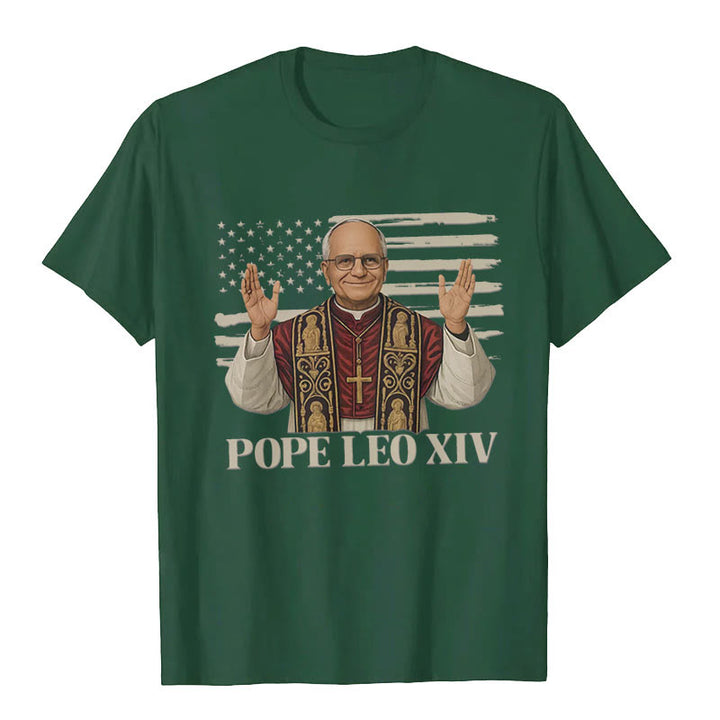 Christianartworkshop Papst Leo XIV. mit patriotischem Flair Unisex T-Shirt - Dunkelgrün - 2XL - image 3
