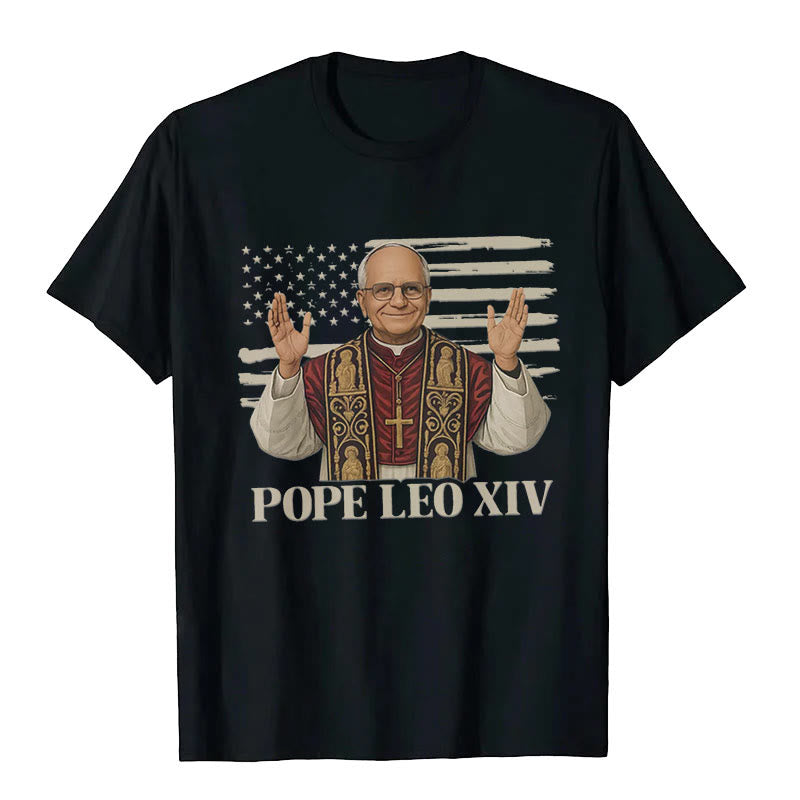 Christianartworkshop Papst Leo XIV. mit patriotischem Flair Unisex T-Shirt - Schwarz - 2XL - image 0