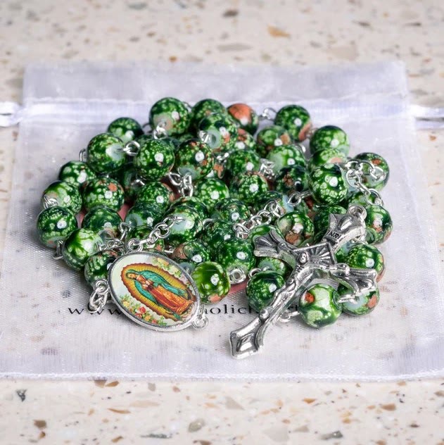 Christianartworkshop Rosenkranz mit Medaille und Kruzifix Unserer Lieben Frau aus 8 mm grünen Glasperlen – gesegnetes Symbol des Glaubens - image 7