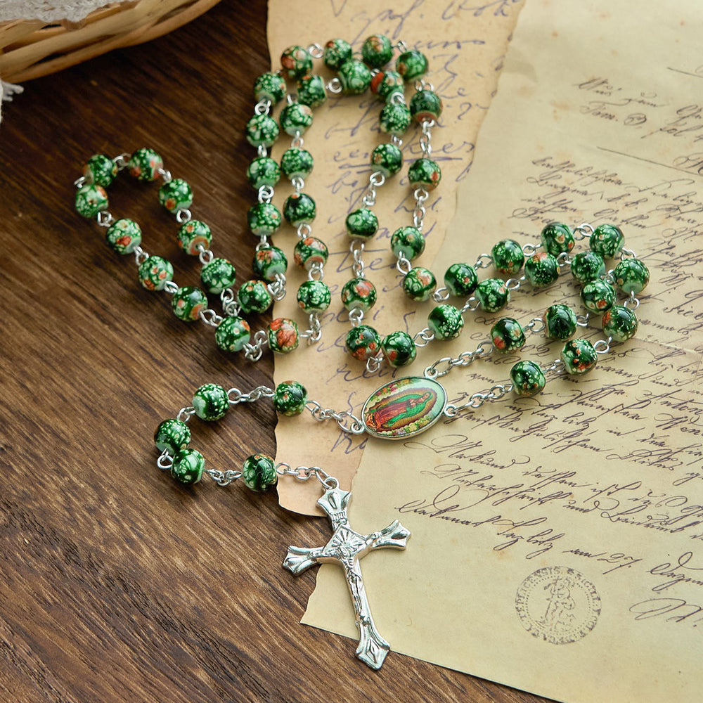 Christianartworkshop Rosenkranz mit Medaille und Kruzifix Unserer Lieben Frau aus 8 mm grünen Glasperlen – gesegnetes Symbol des Glaubens - image 2