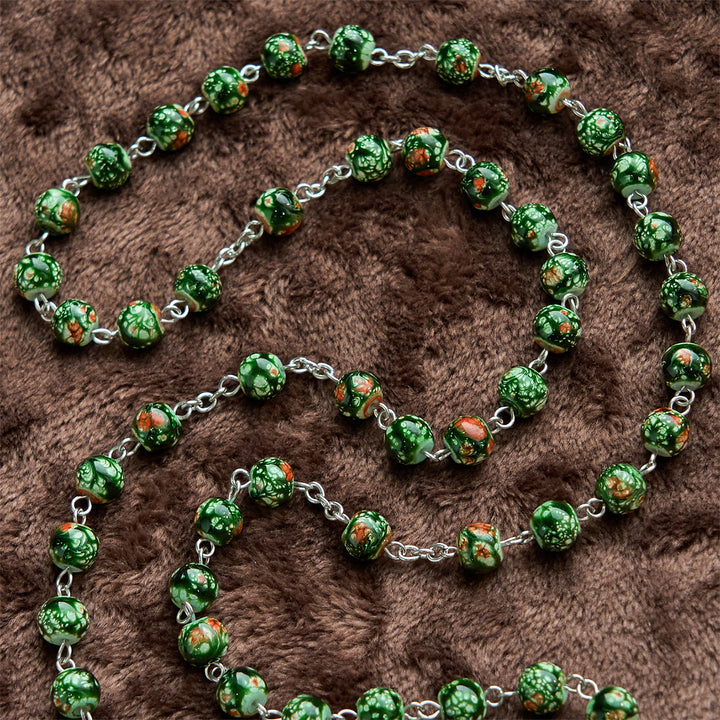 Christianartworkshop Rosenkranz mit Medaille und Kruzifix Unserer Lieben Frau aus 8 mm grünen Glasperlen – gesegnetes Symbol des Glaubens - image 6