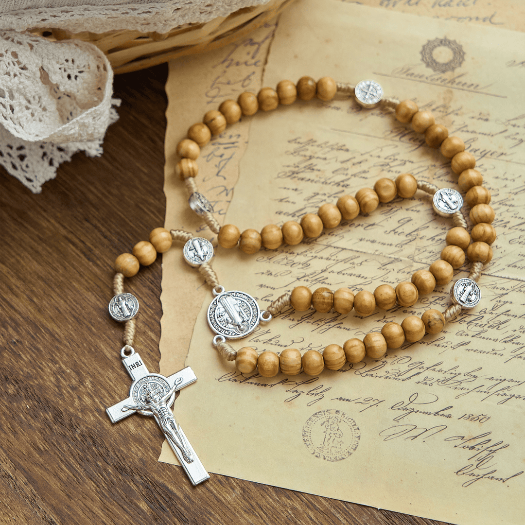 Christianartworkshop Rosenkranz mit St. Benedikt und Kruzifix aus runden 8-mm-Perlen aus Olivenholz: Gesegnete Hingabe in jeder Perle - Holz - image 1