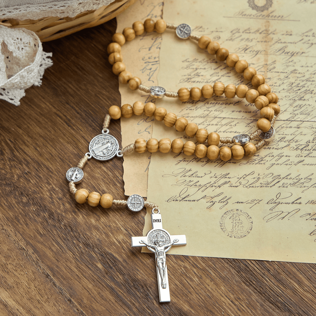 Christianartworkshop Rosenkranz mit St. Benedikt und Kruzifix aus runden 8-mm-Perlen aus Olivenholz: Gesegnete Hingabe in jeder Perle - image 4
