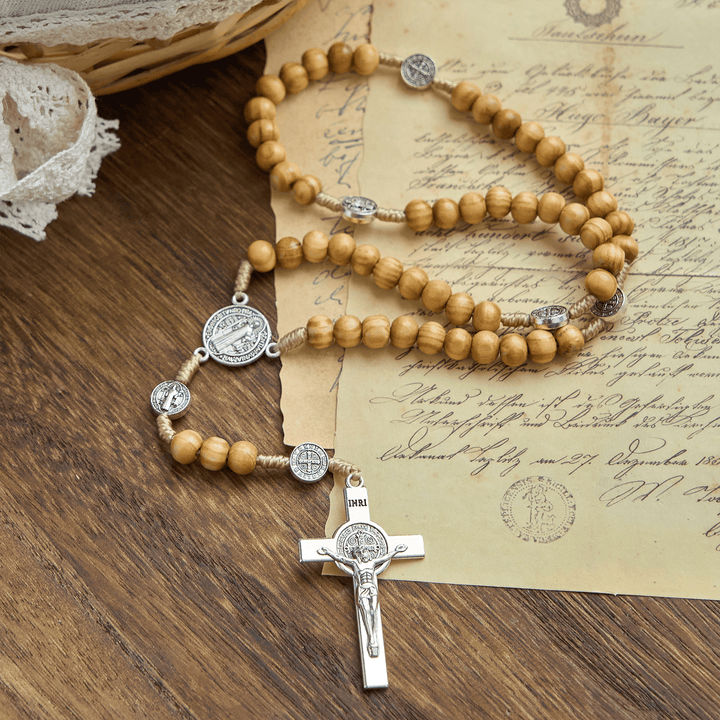 Christianartworkshop Rosenkranz mit St. Benedikt und Kruzifix aus runden 8-mm-Perlen aus Olivenholz: Gesegnete Hingabe in jeder Perle - image 4
