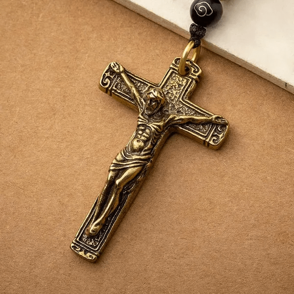 Christianartworkshop Anspruchsvolles Metallkruzifix mit geflochtenem Seil-Schlüsselanhänger: Exklusives Zeichen des göttlichen Opfers - image 3