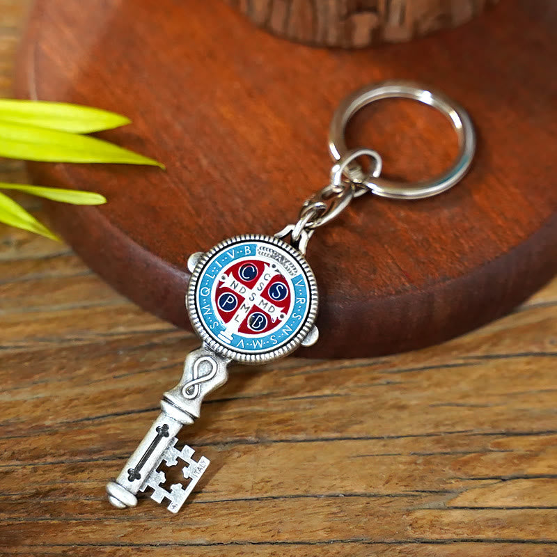 Christianartworkshop Exquisite Emaille – Schlüsselanhänger mit eingelegtem Heiligen Benedikt und Kreuz: Andenken an die göttliche Gnade - Hellblau (A) - image 1