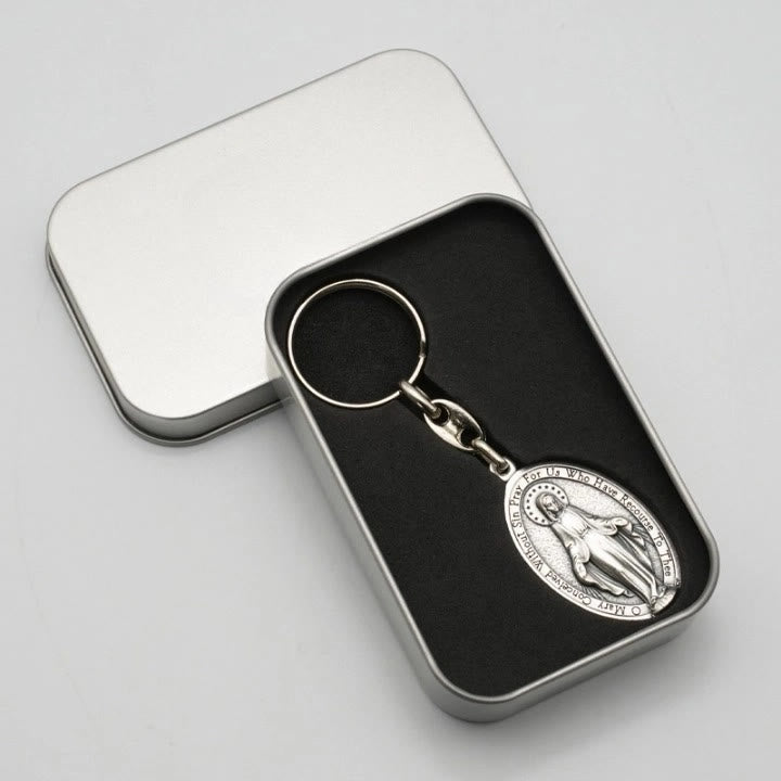 Christianartworkshop Klassischer handgeschnitzter Schlüsselanhänger mit der Wundertätigen Medaille von Maria: Anmutiges Zeichen des hingebungsvollen Glaubens - image 2