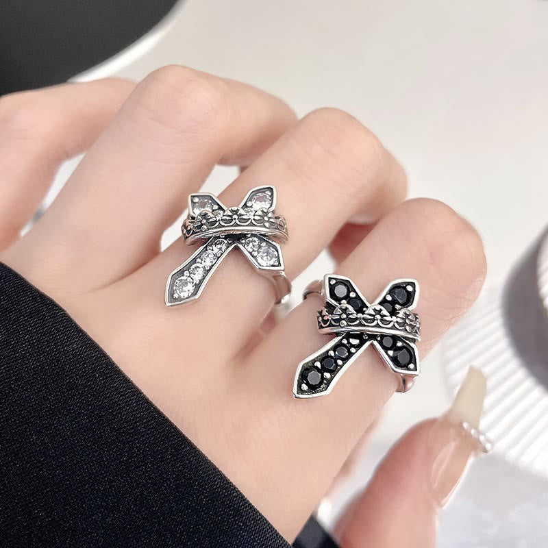 Christianartworkshop 2colors Moderner Ring mit Kreuz und königlicher Krone: Ausdrucksstarke Verbindung von Glaube und Königtum - image 2