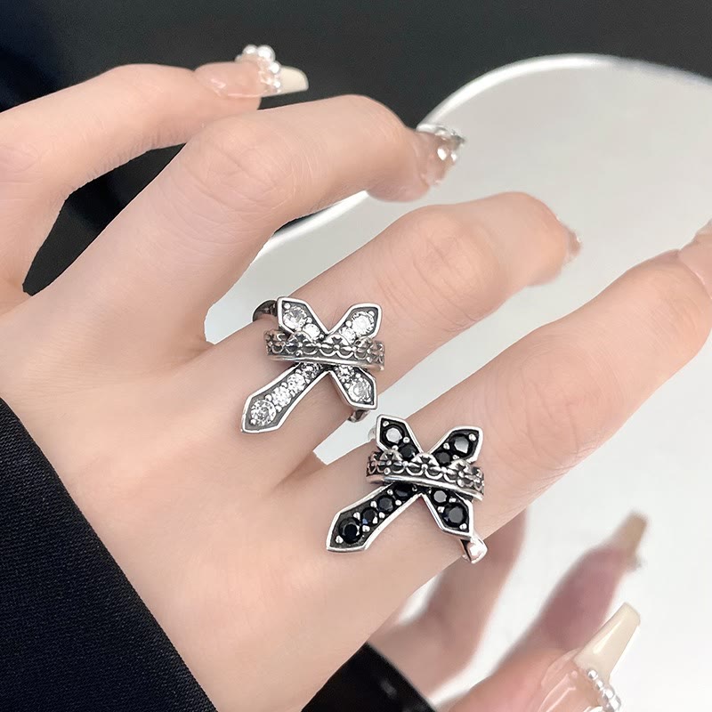 Christianartworkshop 2colors Moderner Ring mit Kreuz und königlicher Krone: Ausdrucksstarke Verbindung von Glaube und Königtum - image 1