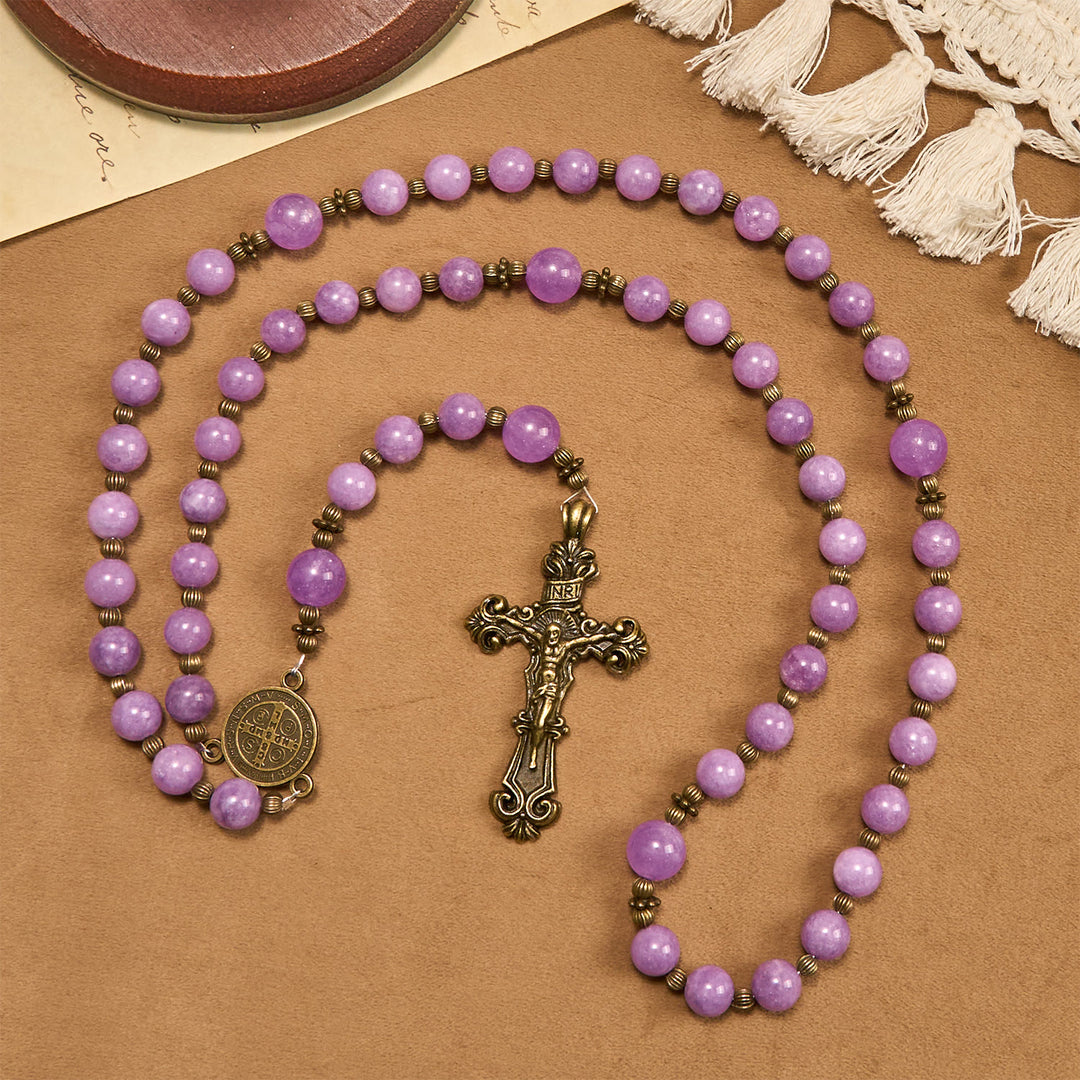Christianartworkshop Erntedankfest: Rosenkranz aus violettem Granat-Chalcedon mit Kruzifix und dem Heiligen Benedikt: Anmutige spirituelle Verbindung - image 3