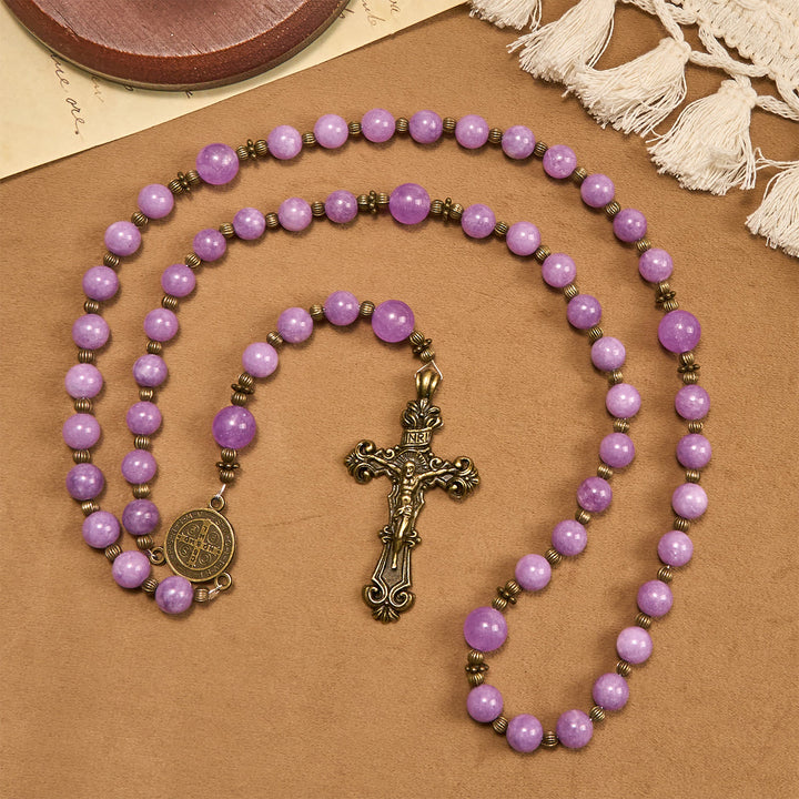 Christianartworkshop Erntedankfest: Rosenkranz aus violettem Granat-Chalcedon mit Kruzifix und dem Heiligen Benedikt: Anmutige spirituelle Verbindung - image 3