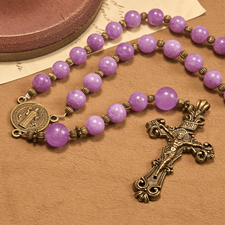 Christianartworkshop Erntedankfest: Rosenkranz aus violettem Granat-Chalcedon mit Kruzifix und dem Heiligen Benedikt: Anmutige spirituelle Verbindung - image 6