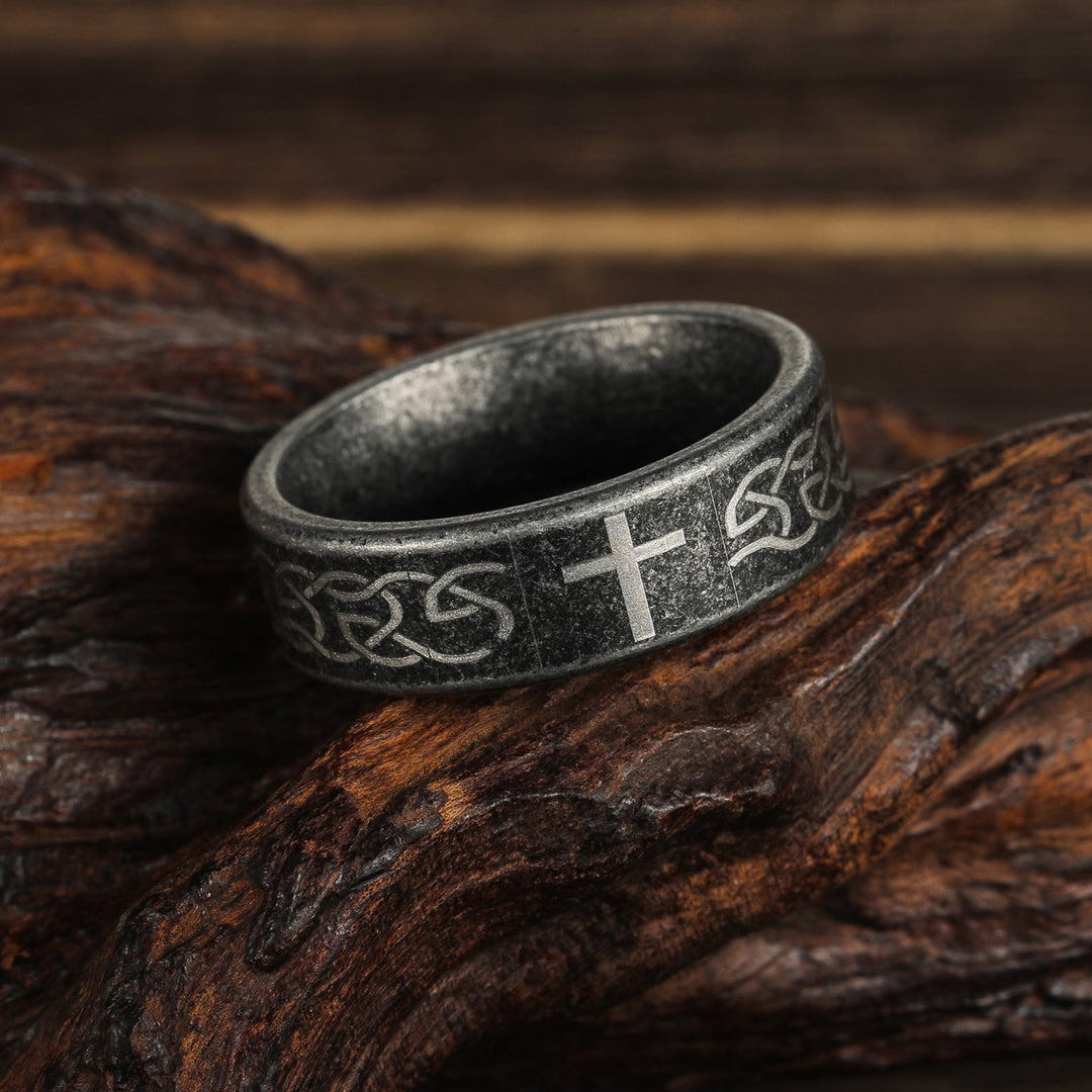 Christianartworkshop Kunsthandwerklicher Ring aus gealtertem 925er Silber mit keltischem Knoten und Kreuz: Ausdruck treuer Identität - US13 - 6 mm - image 1