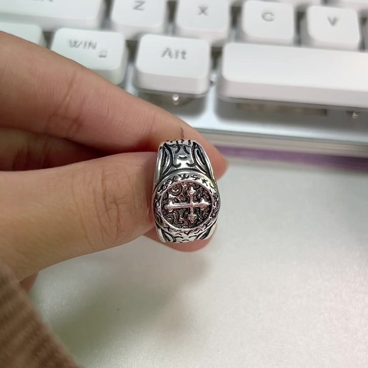 Christianartworkshop Klassischer Kreuzring aus 925er Silber mit kunstvollen Mustern: Handgefertigtes Relikt des Glaubens - image 5