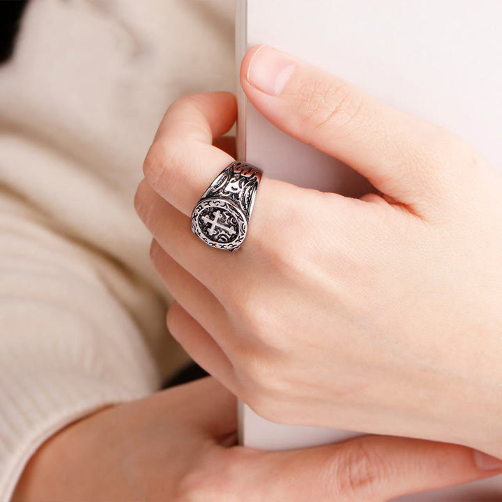 Christianartworkshop Klassischer Kreuzring aus 925er Silber mit kunstvollen Mustern: Handgefertigtes Relikt des Glaubens - image 3