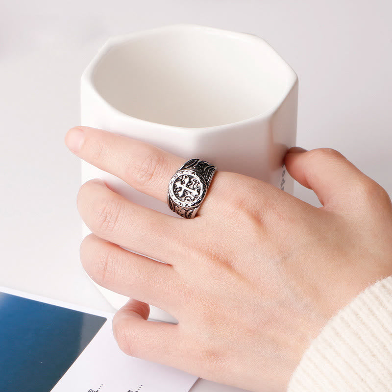 Christianartworkshop Klassischer Kreuzring aus 925er Silber mit kunstvollen Mustern: Handgefertigtes Relikt des Glaubens - image 4