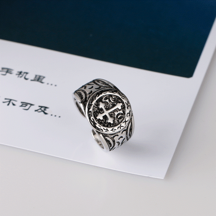 Christianartworkshop Klassischer Kreuzring aus 925er Silber mit kunstvollen Mustern: Handgefertigtes Relikt des Glaubens - image 2