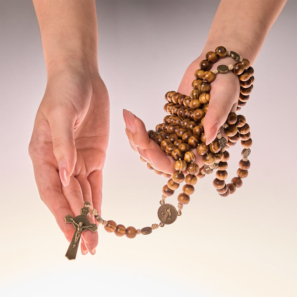 Christianartworkshop 15/20 Dekaden-Rosenkranz aus Olivenholz mit dem Design des Heiligen Benedikt, Kruzifix und Hüftkette – Göttliche Hingabe im doppelten Nutzen - 20 Jahrzehnte - Karamell - image 2