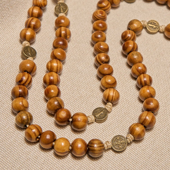 Christianartworkshop 15/20 Dekaden-Rosenkranz aus Olivenholz mit dem Design des Heiligen Benedikt, Kruzifix und Hüftkette – Göttliche Hingabe im doppelten Nutzen - image 4