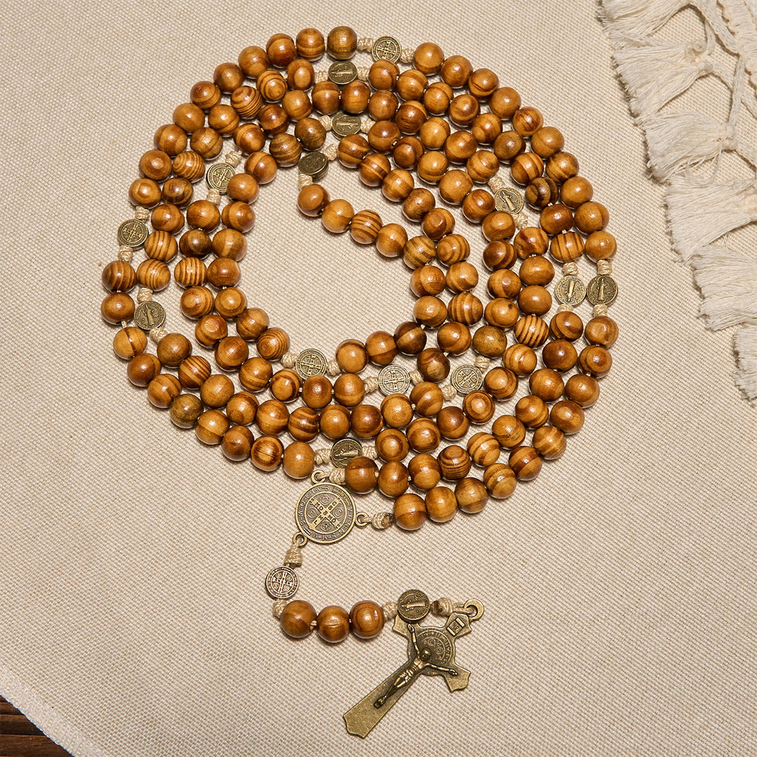 Christianartworkshop 15/20 Dekaden-Rosenkranz aus Olivenholz mit dem Design des Heiligen Benedikt, Kruzifix und Hüftkette – Göttliche Hingabe im doppelten Nutzen - 15 Jahrzehnt - Karamell - image 1