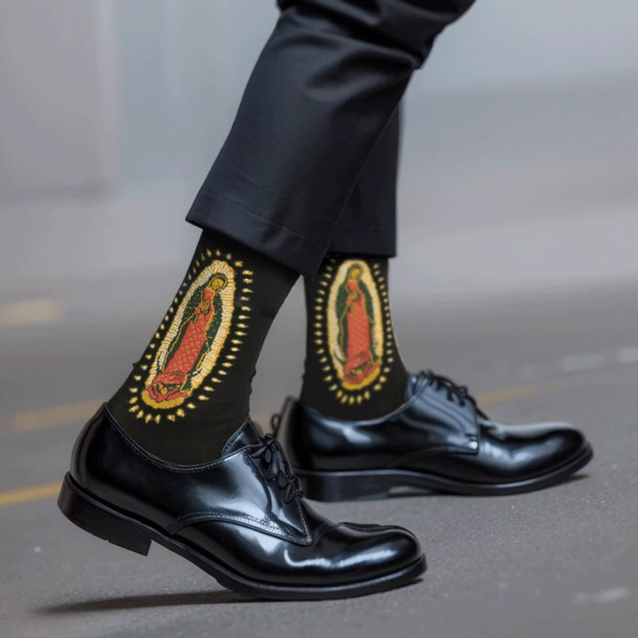 Christianartworkshop Schwarze religiöse Unisex-Crew-Socken mit der Jungfrau von Guadalupe: Retro-Design, exklusives Glaubensflair - Einheitsgröße (EU 36–46 / US 4–13) - 10 Paare - image 1